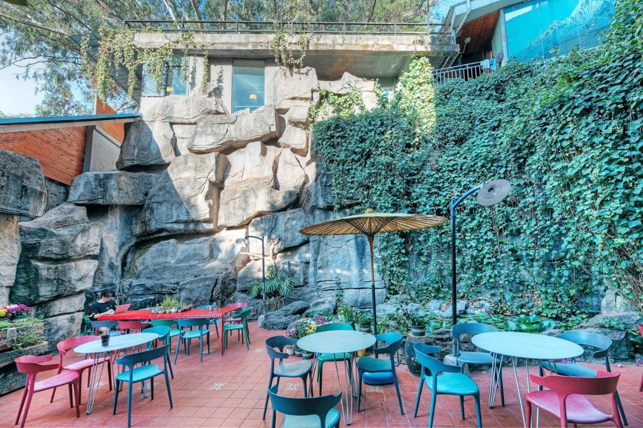 Kunming Upland International Youth Hostel Near The City Center ,2 Mins Walk To The Subway, 2 Mins Walk To The Green Lake, Close To Yuan Tong Temple, Old Street, Yunnan University, Convenient Payment And Visa Cards Are Accepted Екстер'єр фото