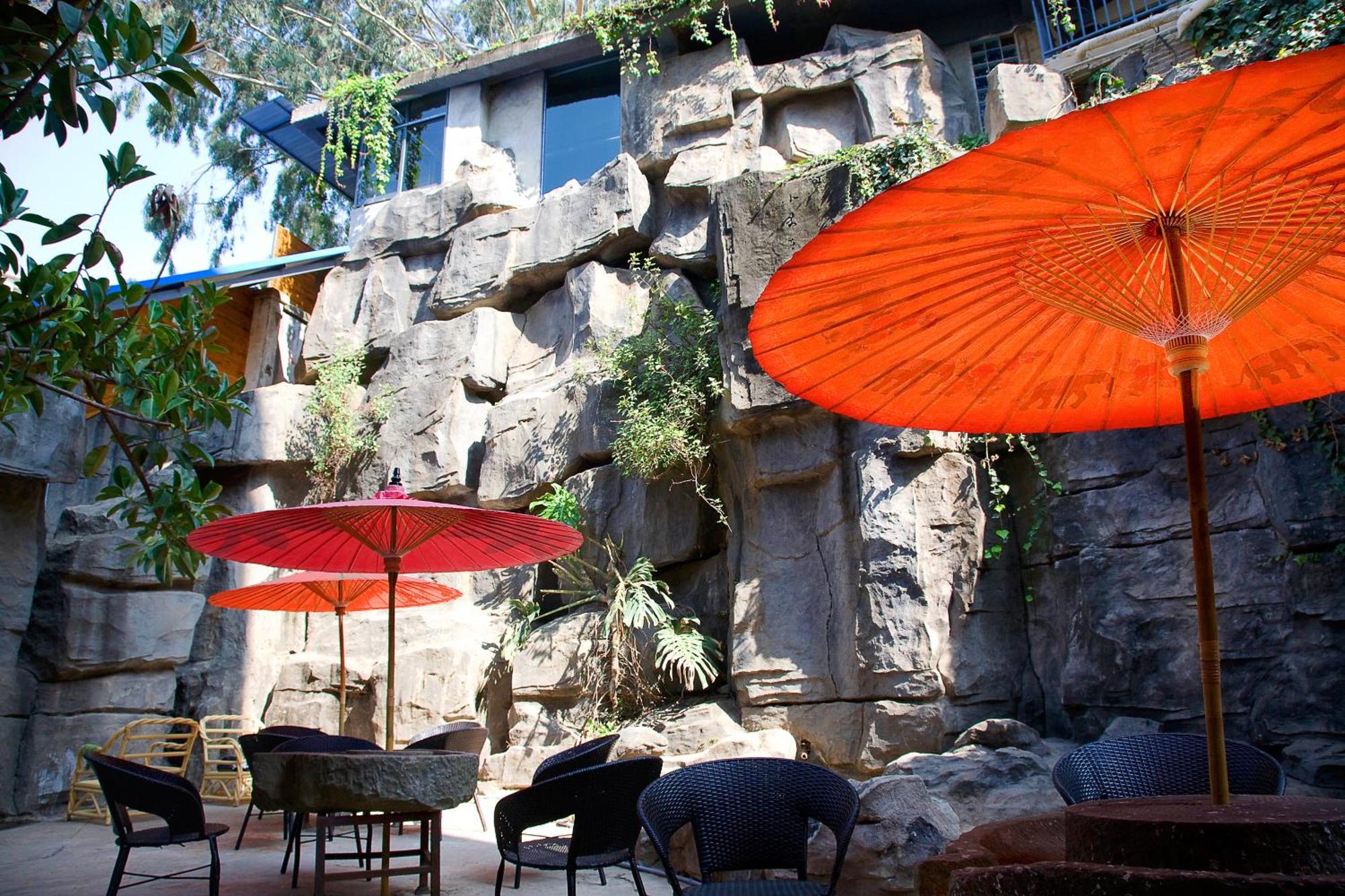 Kunming Upland International Youth Hostel Near The City Center ,2 Mins Walk To The Subway, 2 Mins Walk To The Green Lake, Close To Yuan Tong Temple, Old Street, Yunnan University, Convenient Payment And Visa Cards Are Accepted Екстер'єр фото