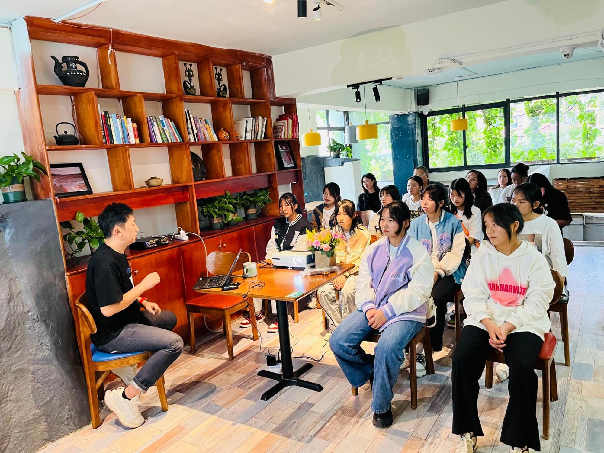 Kunming Upland International Youth Hostel Near The City Center ,2 Mins Walk To The Subway, 2 Mins Walk To The Green Lake, Close To Yuan Tong Temple, Old Street, Yunnan University, Convenient Payment And Visa Cards Are Accepted Екстер'єр фото