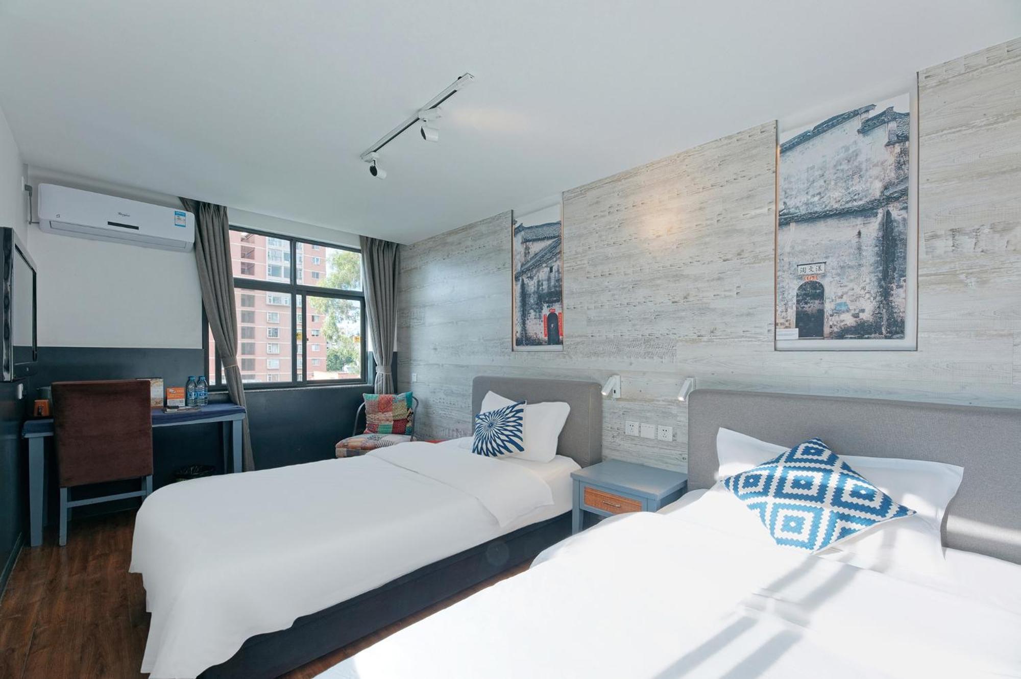 Kunming Upland International Youth Hostel Near The City Center ,2 Mins Walk To The Subway, 2 Mins Walk To The Green Lake, Close To Yuan Tong Temple, Old Street, Yunnan University, Convenient Payment And Visa Cards Are Accepted Екстер'єр фото