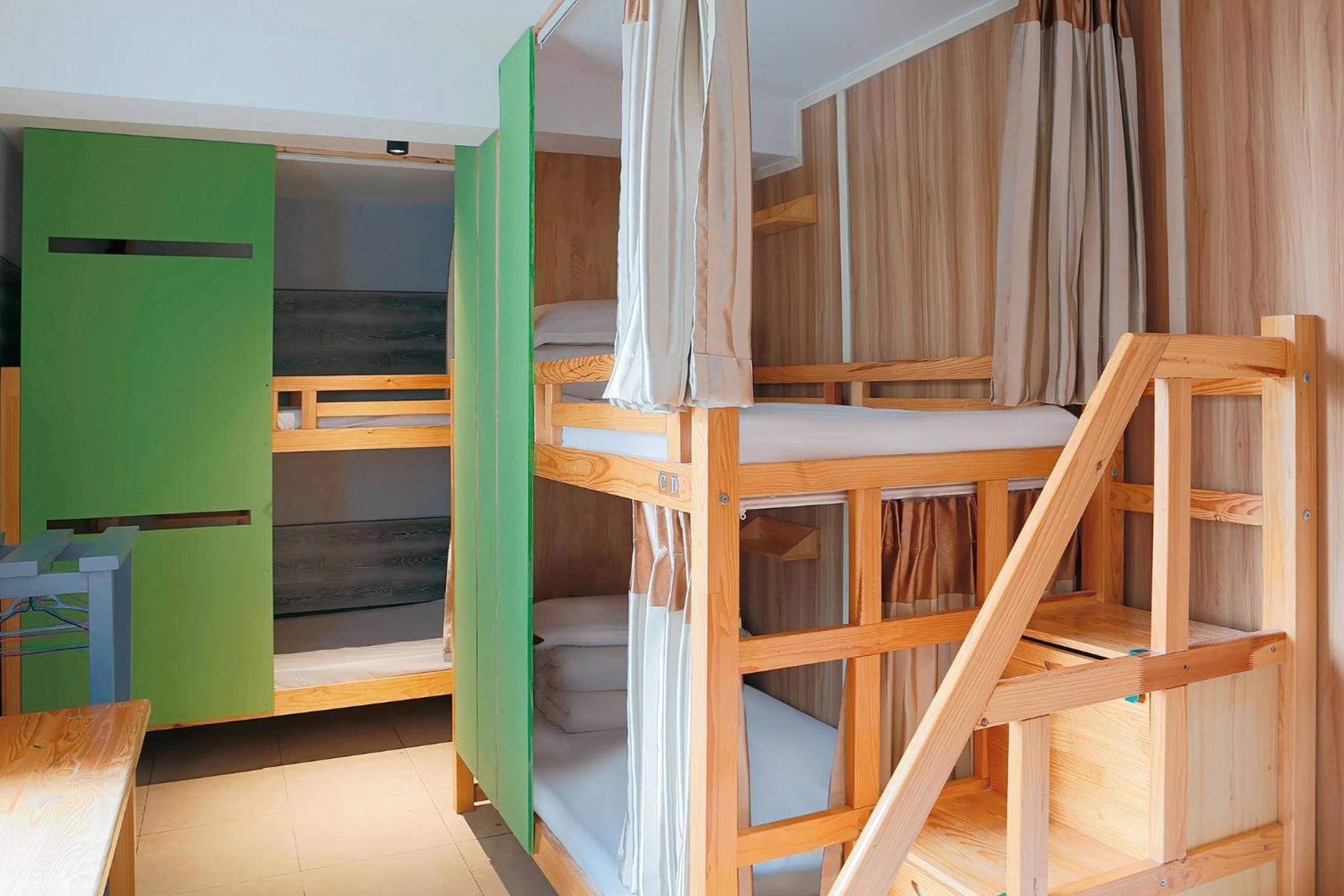Kunming Upland International Youth Hostel Near The City Center ,2 Mins Walk To The Subway, 2 Mins Walk To The Green Lake, Close To Yuan Tong Temple, Old Street, Yunnan University, Convenient Payment And Visa Cards Are Accepted Екстер'єр фото