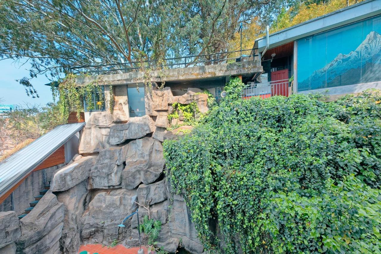 Kunming Upland International Youth Hostel Near The City Center ,2 Mins Walk To The Subway, 2 Mins Walk To The Green Lake, Close To Yuan Tong Temple, Old Street, Yunnan University, Convenient Payment And Visa Cards Are Accepted Екстер'єр фото